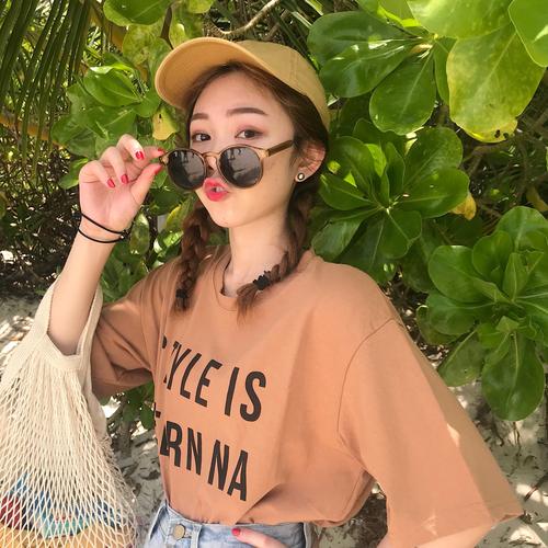 军绿色大衣配焦糖色打底衫可以吗?军绿色大衣配什么颜色的毛衣