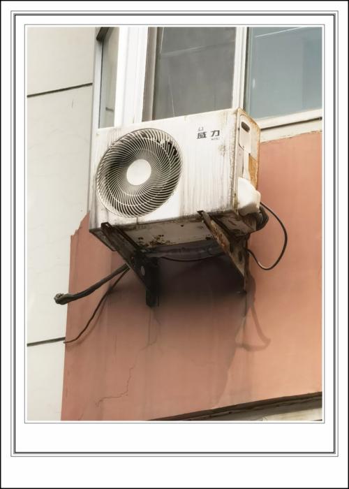 空调外机上压重物对空调有影响吗?空调外机上压重物对空调有影响吗视频