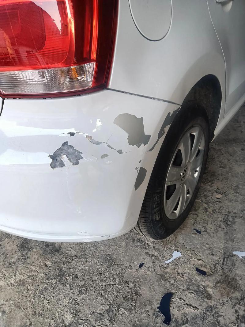 车牌子被油漆喷了怎么处理？车牌子被喷漆如何清除