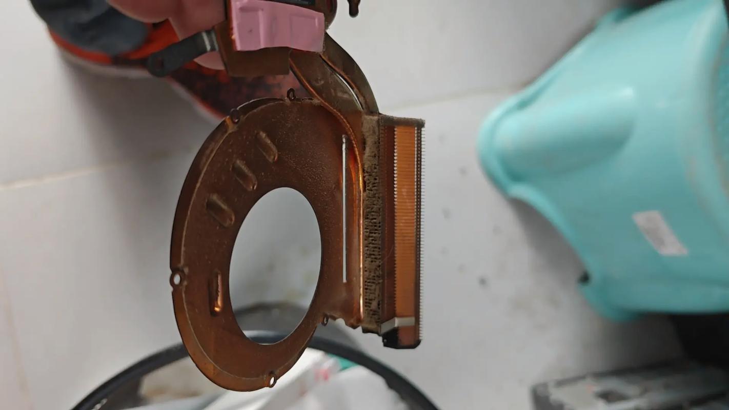 如何清理电脑灰尘防静电？电脑清灰防止静电击穿