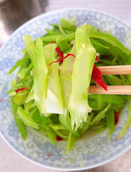 芹菜怎么不放盐也有咸味？芹菜怎么盐制不坏