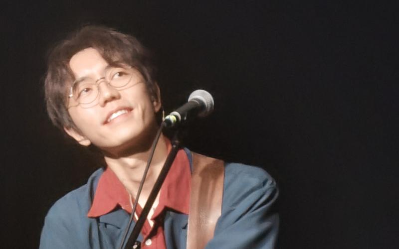 陈鸿宇唱歌好听吗?陈鸿宇唱的歌是民谣吗