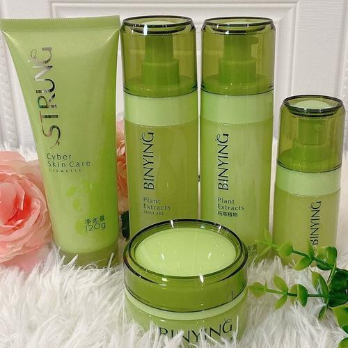 洁面乳润肤乳和爽肤水哪个先用?润肤霜,洁面乳,爽肤水先用哪个