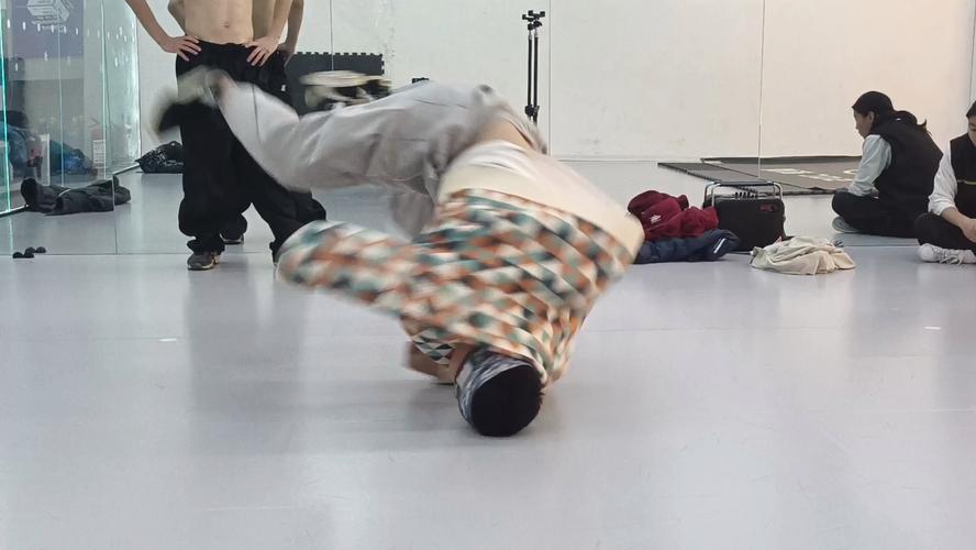 街舞里的大风车怎么跳?街舞大风车怎么练视频