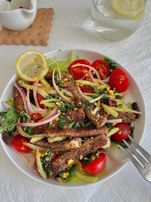 请问沙拉牛肉的具体做法是什么？请问沙拉牛肉的具体做法是什么呢