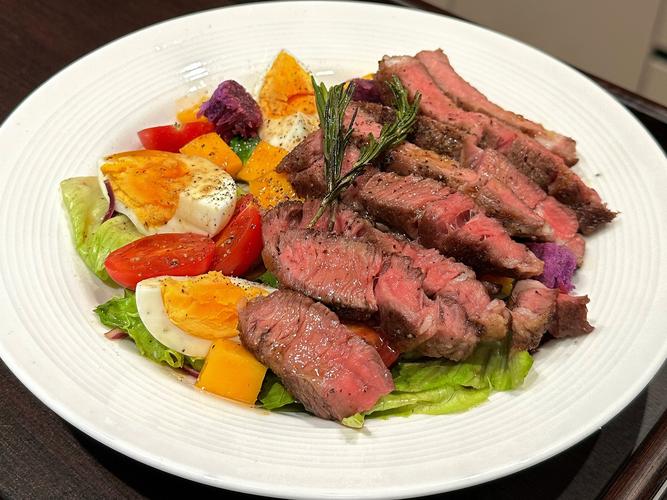 请问沙拉牛肉的具体做法是什么?请问沙拉牛肉的具体做法是什么呢