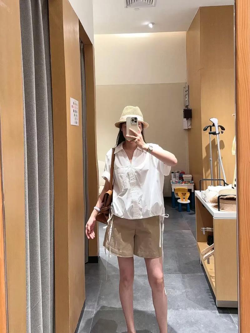 卡其色五分短裤配什么短袖女孩?卡其色短裤搭什么短袖
