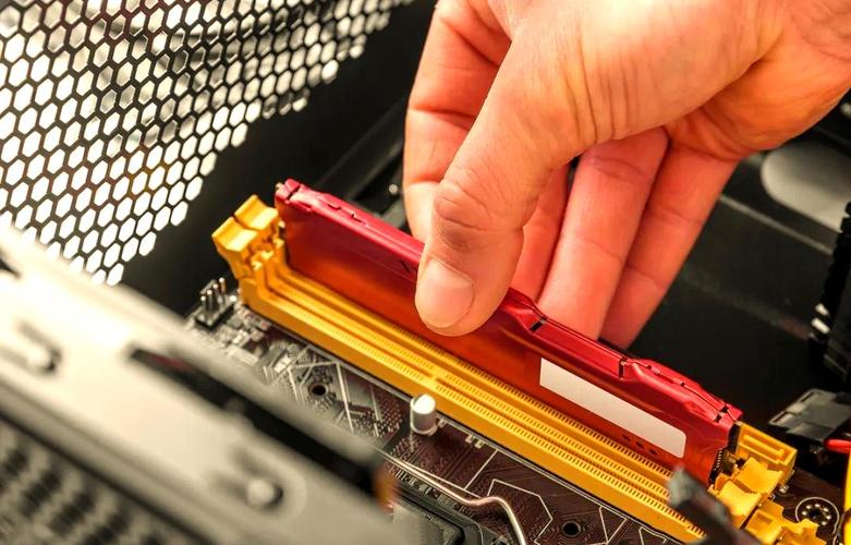 电脑内存条如何插？插在哪里？