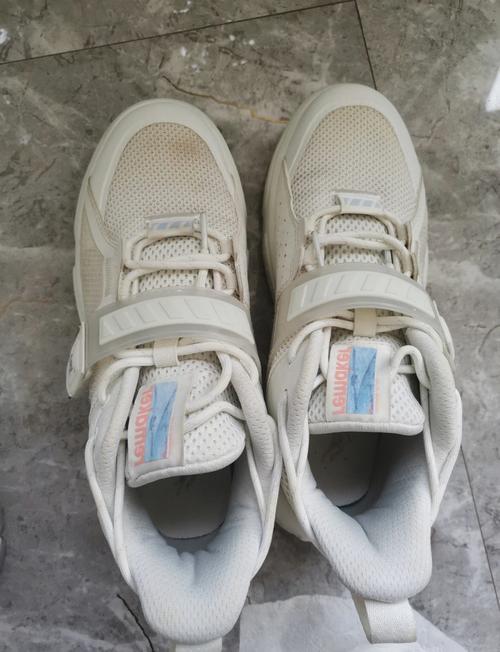 白色泡沫鞋边怎么清洗?白色泡沫鞋底怎么上鞋面