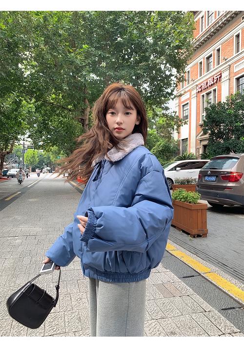 浅蓝色短款棉衣怎样搭配全身?蓝色短款棉衣搭配什么裤子