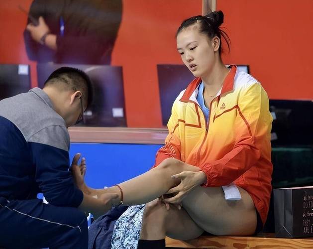 打排球可以用脚接吗?排球比赛用脚接球可以吗