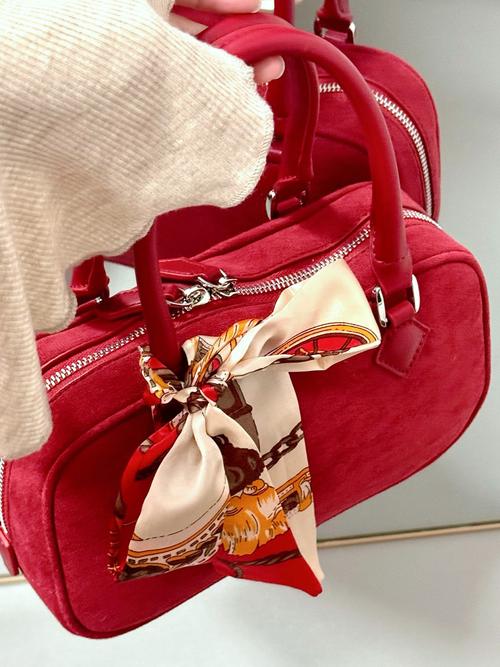 玖红色配什么颜色高级?玖红色上衣搭什么裤子和包包