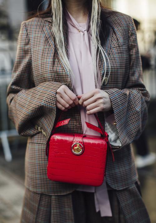 玖红色配什么颜色高级?玖红色上衣搭什么裤子和包包