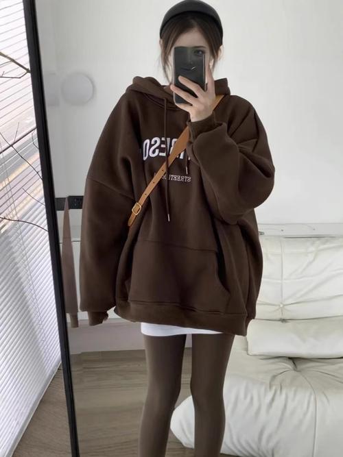 咖啡色卫衣好看吗？咖啡色卫衣穿搭