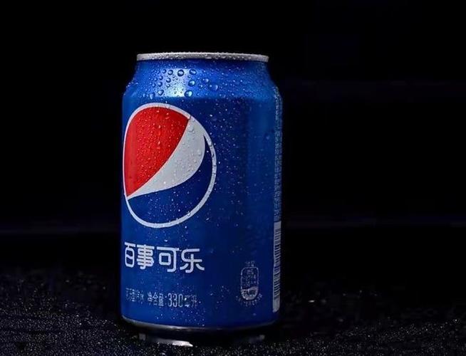 可乐倒进汽油为什么会变蓝色？可乐遇油会不会爆炸