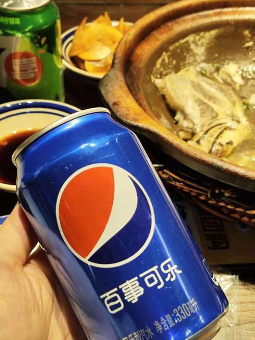 可乐倒进汽油为什么会变蓝色?可乐遇油会不会爆炸