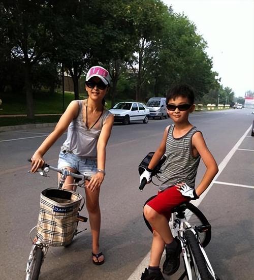 陪伴小丈夫一生的童养媳？16岁童养媳每天带着自己的小丈夫