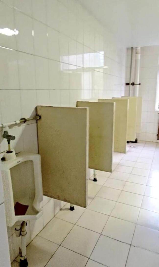 陕西一高校男厕变女厕小便池成摆设 适应性别比例调整