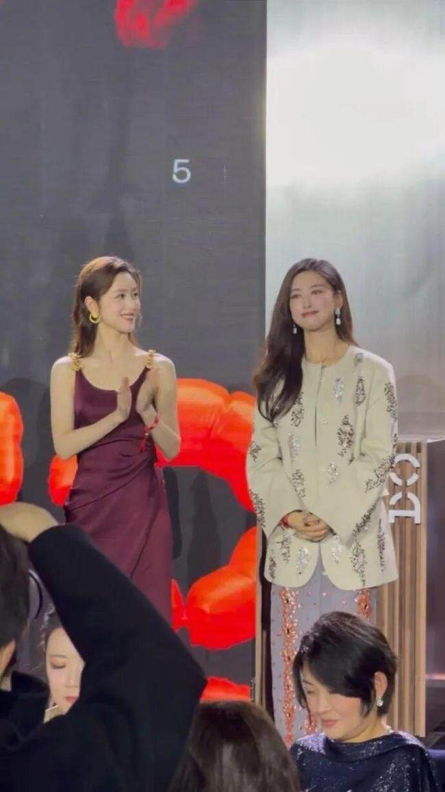 章泽天和朱珠同框 艺术晚宴共绽光彩