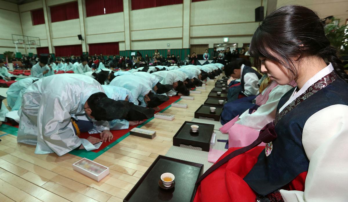 韩国考生跪拜考场引热议:传统文化还是畸形压力?