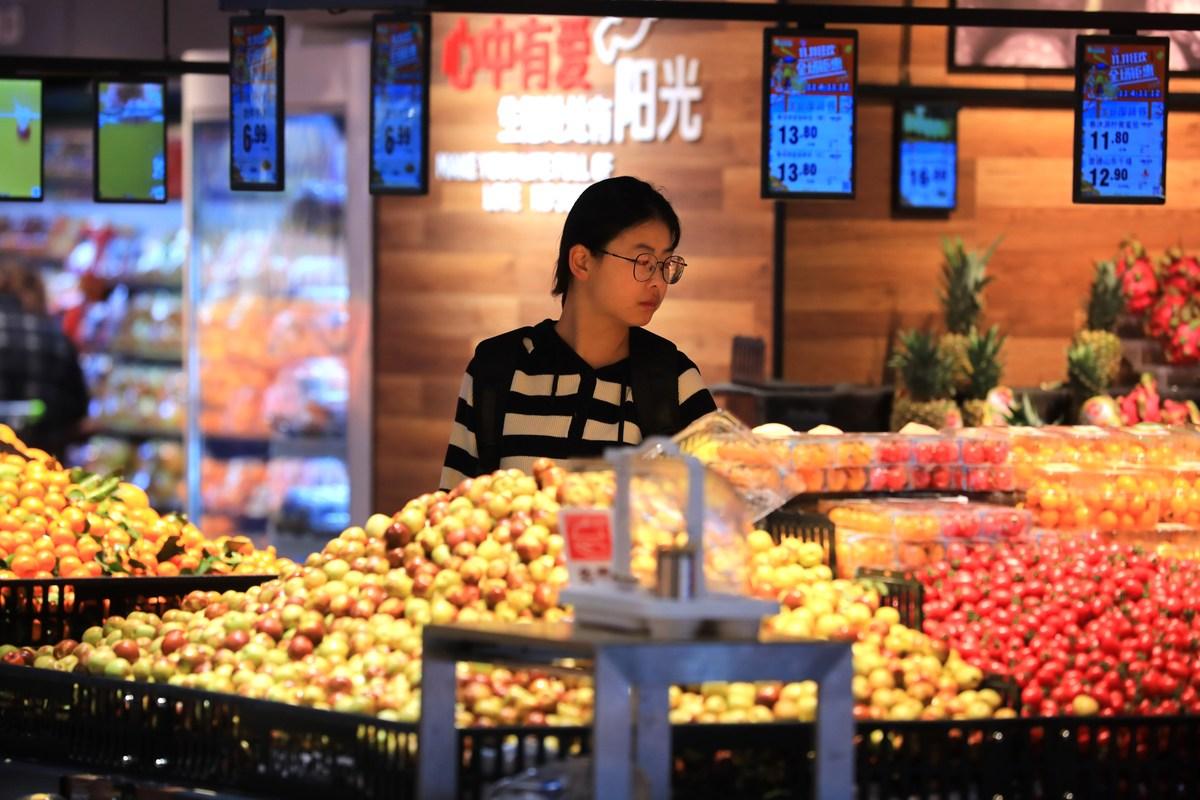 水果店“批发价零售”走红 平价策略背后的经营智慧