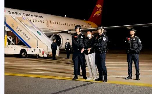 佘智江下飞机两腿发软?网友:三年挣扎画句号多行不义必自毙