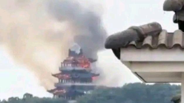 永庆寺文昌阁火灾系游客用香烛引发?网友:大白天怎么会烧成那样