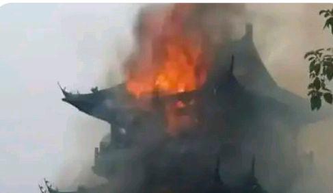 永庆寺文昌阁火灾系游客用香烛引发?网友:大白天怎么会烧成那样