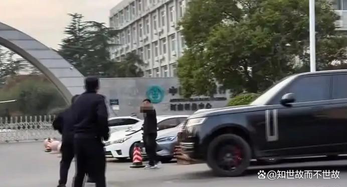 郑州路虎撞飞持刀男子？警方认定正当防卫背后的法律真相！