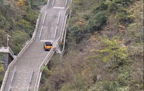 奇瑞复刻路虎攀爬天门山溜车撞断护栏：天门山景区回应景区系私人承包(图3)
