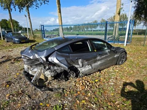 特斯拉Model3被时速250公里奔驰AMG撞毁：车主无碍 又提了一台(图2)