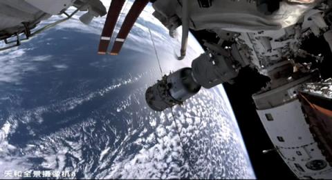 神舟二十号航天员乘组今日返回地球:曾遭空间微小碎片撞击(图2)