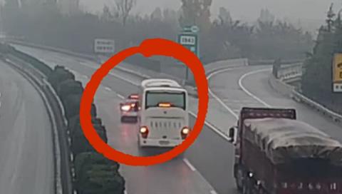 出租车错过高速出口急刹减速 载54人大客车陷险境！(图2)