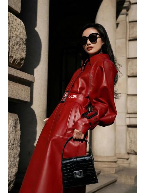 皮红色配什么颜色的裙子？皮红色上衣配什么颜色打底