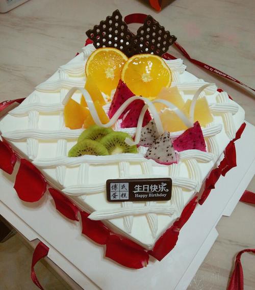 评价蛋糕好吃的评价100字?评价蛋糕好吃的评语