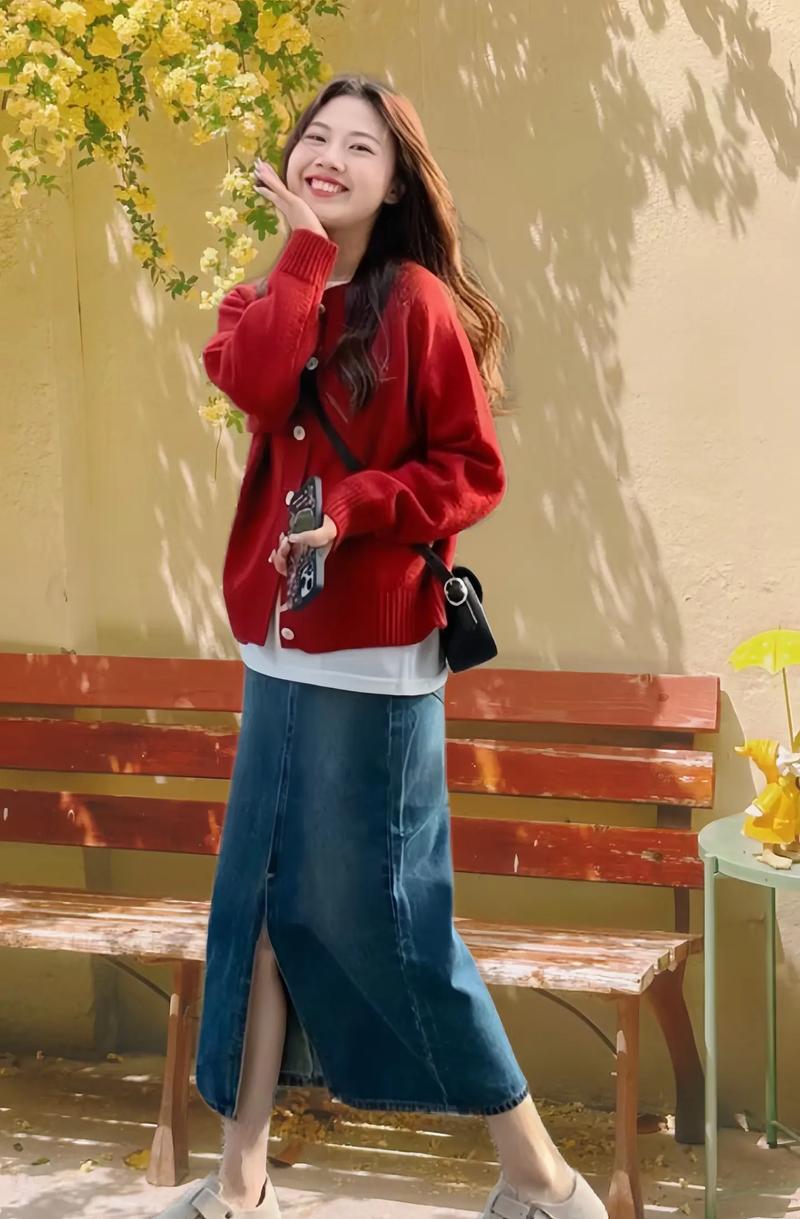 开叉毛衣裙怎么搭配外套？开叉短款毛衣女