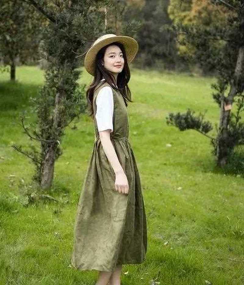 军绿色裙子和什么颜色上衣搭配?军绿色裙子怎么搭配上衣