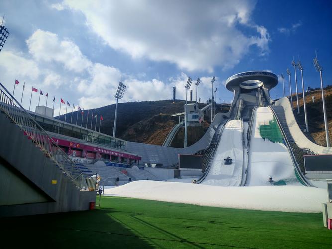 平顶山有滑雪场么吗？平顶山有滑冰场吗