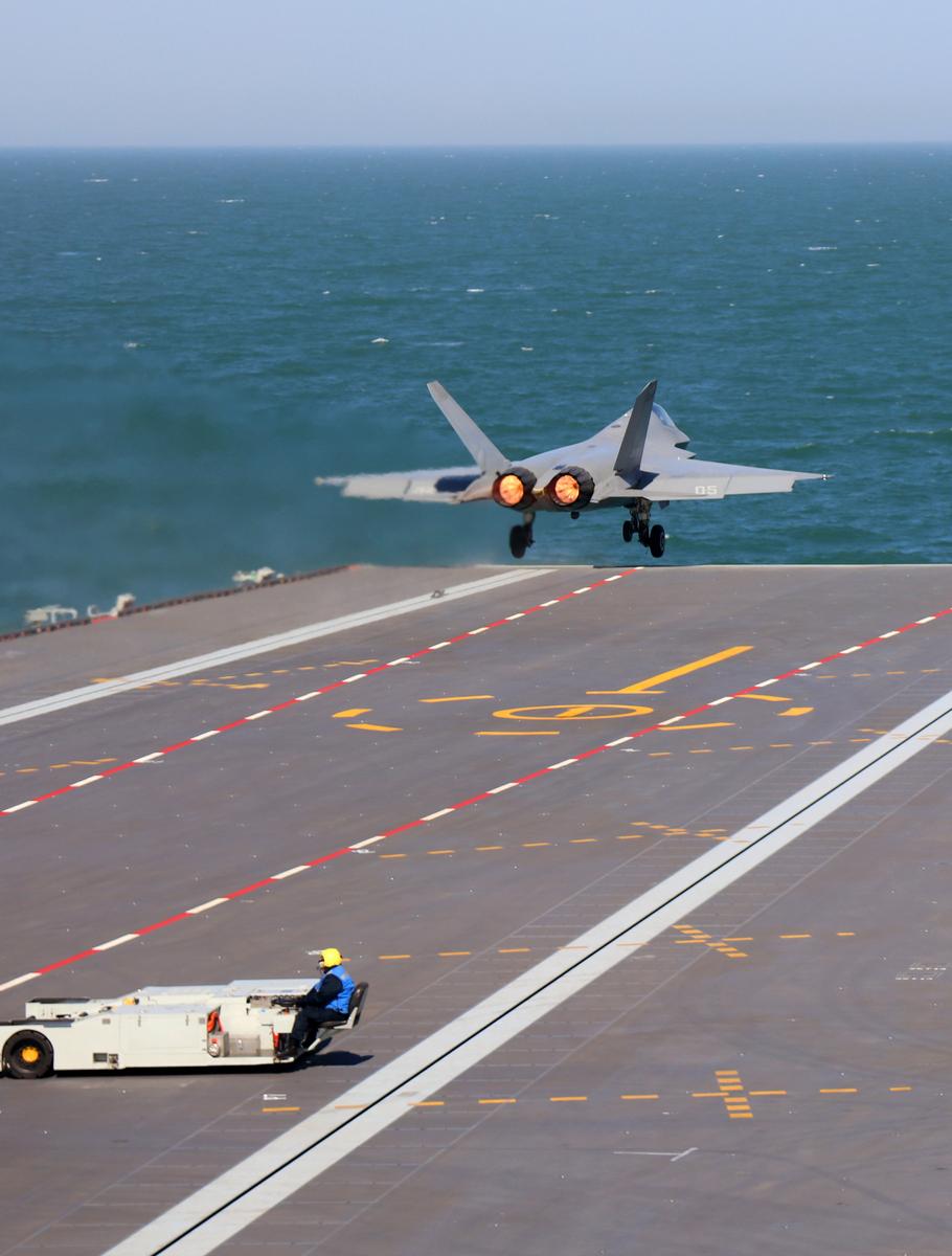 福建舰首度实战化训练亮相 中国航母战力实现质的飞跃