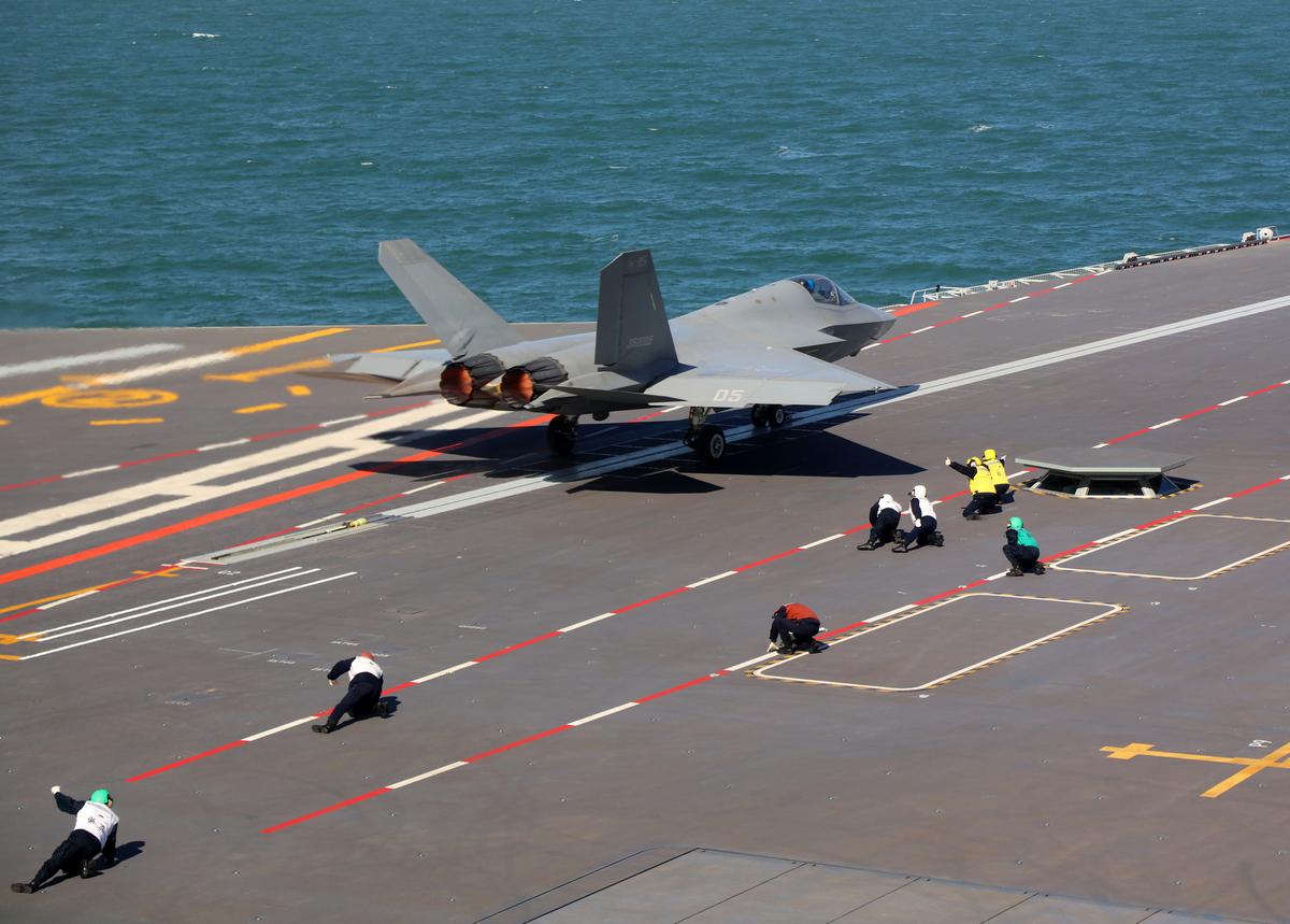 福建舰首度实战化训练亮相 中国航母战力实现质的飞跃