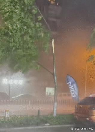 湖北妖风又现!半夜吹车入水塘?车主无奈自捞准备换新车