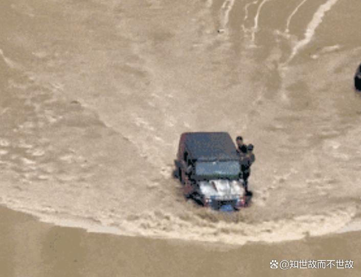 湖北妖风又现!半夜吹车入水塘?车主无奈自捞准备换新车