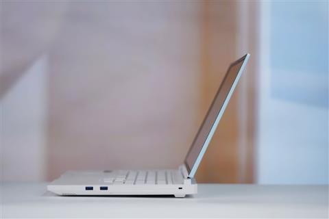 锐龙R9-9850HX万元本!雷神猎刃S游戏本图赏(图8)