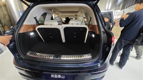 37.99万起 岚图泰山上市：全系65度大电池 华为顶级智驾(图15)