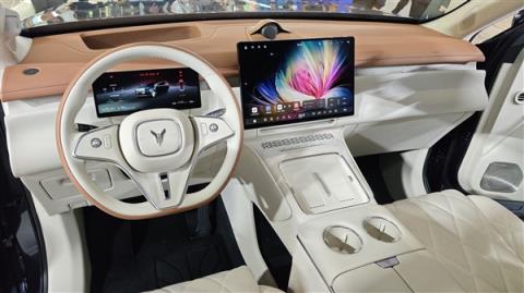 37.99万起 岚图泰山上市：全系65度大电池 华为顶级智驾(图16)