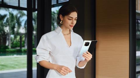 华为MateX7四配色官图发布：独一无二新设计 最强辨识度(图2)