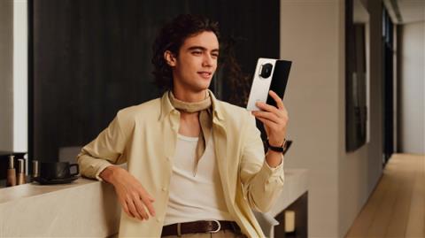 华为MateX7四配色官图发布：独一无二新设计 最强辨识度(图3)