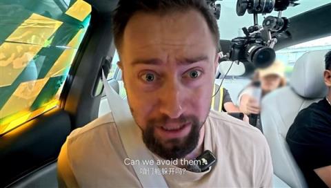 整个前风挡被遮住!小鹏G7蒙眼狂飙 老外坐副驾快吓哭了(图4)