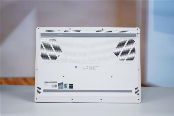 全息光刻美背太吸睛！OPPOReno15图赏(图19)