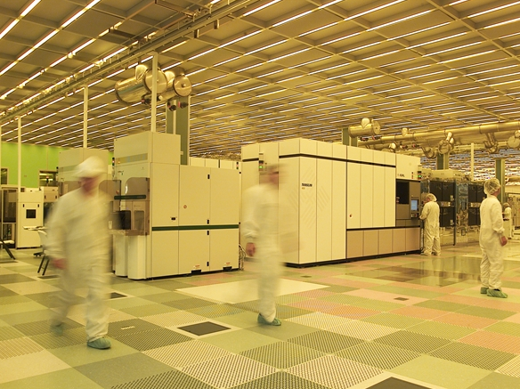 高速上掉头吓得小车紧急闪避 司机：我以为自己逆行了 赶紧纠错(图2)